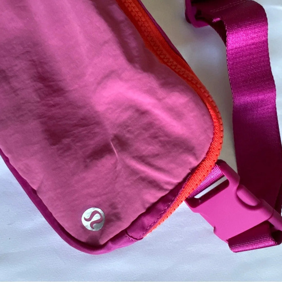 🆕 Lululemon Everywhere Belt Bag - Pink Lychee / Ripe Raspberry - Picture 3 of 9